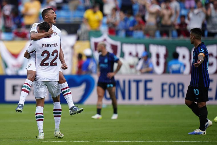 El experimentado capitán Thiago Silva festeja uno de los goles del Flu junto a Juan Pablo Freytes mientras Lautaro Martínez se lamenta. 