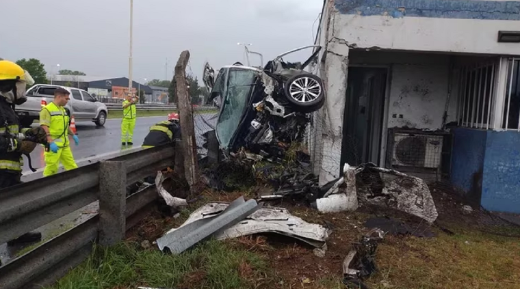 El auto quedó incrustado en la cabina de peaje Foto: NA