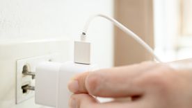 Un simple cambio en el orden al enchufar tu celular puede marcar la diferencia en la vida útil y la salud de tu dispositivo. Foto: Archivo Un simple cambio en el orden al enchufar tu celular puede marcar la diferencia en la vida útil y la salud de tu dispositivo. Foto: Archivo