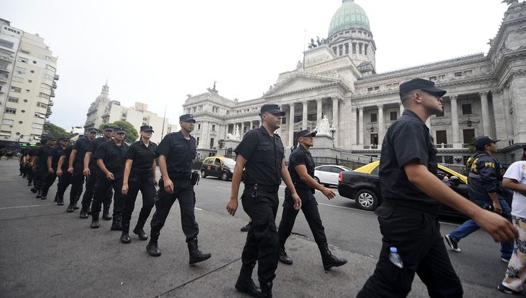 Un sector de la CGT y las dos CTA, columnas de la Izquierda y organizaciones sociales se movilizan en rechazo de la Ley Bases y la reforma fiscal a la Plaza del Congreso. Foto: Juan Mateo Aberastain/MDZ