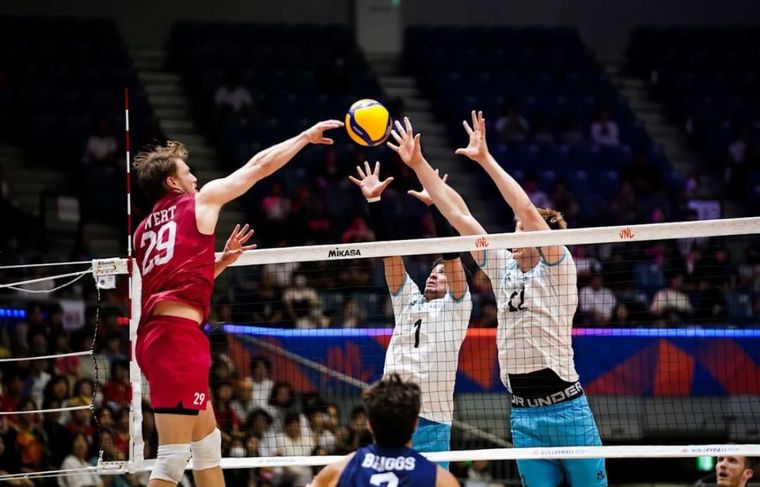 Argentina perdió contra Estados Unidos y no podrá avanzar de ronda en la Liga de las Naciones de vóley. Argentina perdió contra Estados Unidos y no podrá avanzar de ronda en la Liga de las Naciones de vóley.