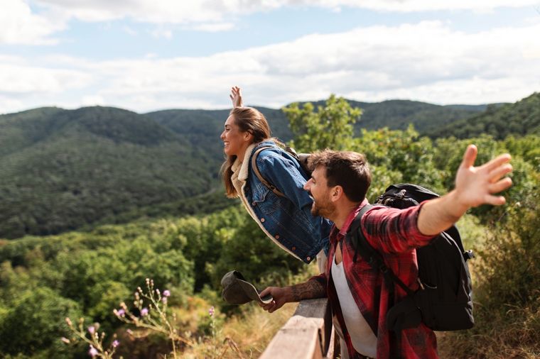 VIAJAR Cada vez son más los jóvenes que prefieren viajar antes que formar un familia convencional Foto: SHUTTERSTOCK