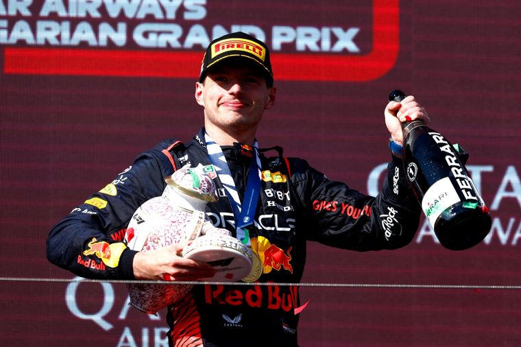 Max Verstappen seguiría en Red Bull en la temporada 2026 y no pasaría a Mercedes.