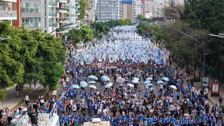 Organizaciones políticas, sindicales, sociales y de derechos humanos marchan este lunes hacia la Plaza de Mayo en una nueva edición del Día de la Memoria. Foto: La Cámpora