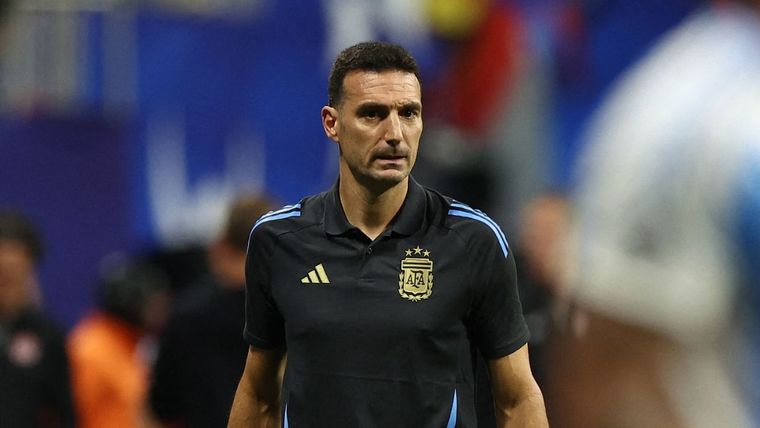 Scaloni demoró la salida del equipo al segundo tiempo. Foto: NA
