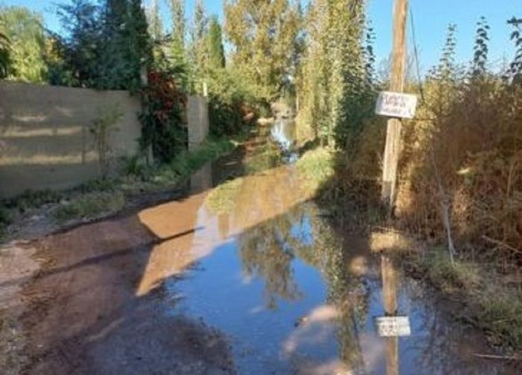 Como consecuencia de la inundación en una hijuela, la casa de una familia se vio gravemente afectada en la zona de El Sauce Foto: Gentileza