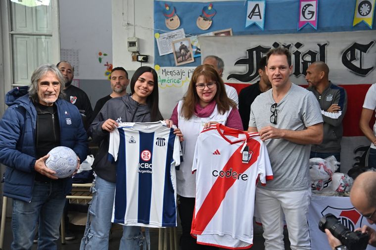 Daniel Valencia, campeón del mundo 1978, y Jorge Brito, presidente de River Plate Foto: Gentileza Fundación River Plate