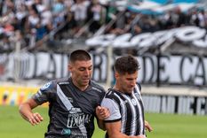 Estudiantes y Gimnasia juegan bajo una intensa lluvia en el Estadio Ciudad de Caseros. Foto: @EstudiantesOK Estudiantes y Gimnasia juegan bajo una intensa lluvia en el Estadio Ciudad de Caseros. Foto: @EstudiantesOK