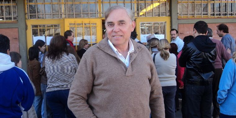 Roberto Pradines estuvo fiscalizando antes de votar.