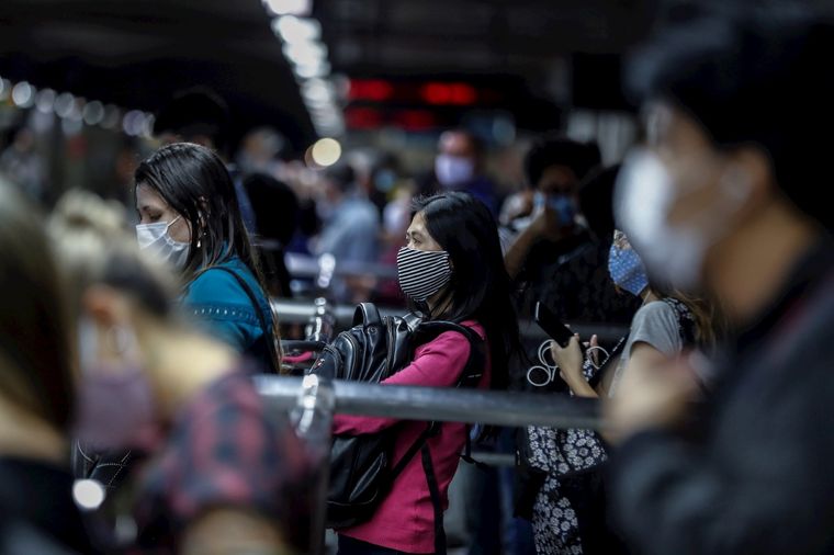 Pasajeros en la estación de metro de Sé en el centro de Sao Paulo (Brasil). Foto: EFE