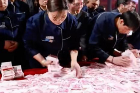 Billetes sobre la mesa: la impactante bonificación de una compañía china. Billetes sobre la mesa: la impactante bonificación de una compañía china.