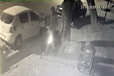 A la derecha de la imagen, uno de los delincuentes está en silla de ruedas Foto: Captura de video. A la derecha de la imagen, uno de los delincuentes está en silla de ruedas Foto: Captura de video.