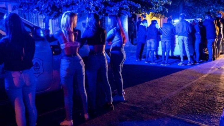 La fiesta clandestina tuvo un violento final cuando la Policía llegó para desactivarla