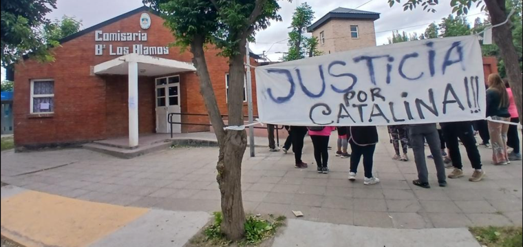 Familiares y vecinos se reunieron más tardes para reclamar justicia por la nena atropellada.