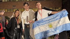 El duo de emprendedores estuvo presente en Hong Kong para presentar la vestimenta tradicional argentina. El duo de emprendedores estuvo presente en Hong Kong para presentar la vestimenta tradicional argentina.