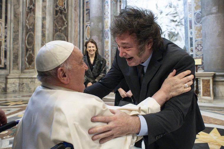 Así fue el saludo entre el papa Francisco y Javier Milei Foto: EFE
