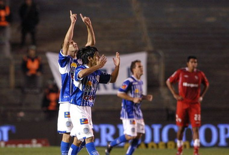 Caruso festejó el gol del Tomba. Foto: Fotobaires