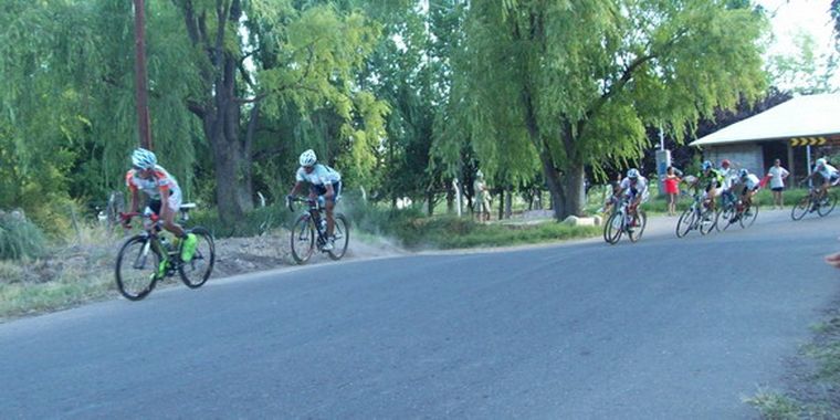 Los competidores en el último tramo de la tercera etapa.