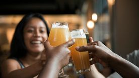 Quilmes lanzó una campaña no tradicional para estar presente en las casas con un producto sin alcohol en momentos en que la veda electoral impide el consumo de bebidas alcohólicas. Quilmes lanzó una campaña no tradicional para estar presente en las casas con un producto sin alcohol en momentos en que la veda electoral impide el consumo de bebidas alcohólicas.