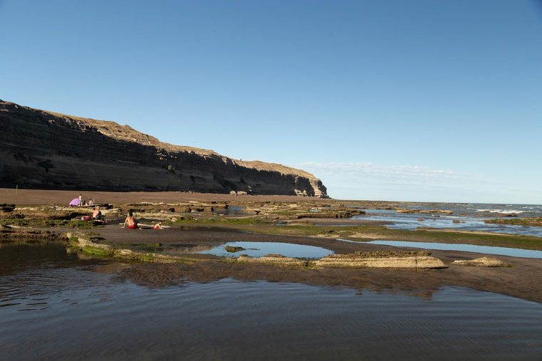 La Lobería es un balneario único, con acantilados, sectores de arena y de canto rodado y, cuando hay bajamar, piletones naturales de roca. La Lobería es un balneario único, con acantilados, sectores de arena y de canto rodado y, cuando hay bajamar, piletones naturales de roca.