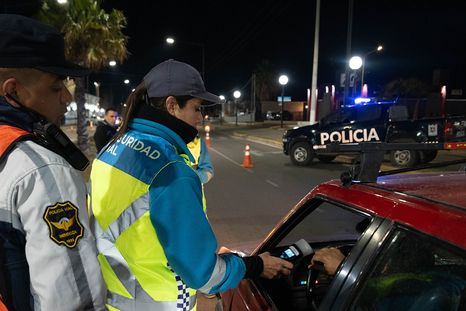 El conductor manejaba alcoholizado y fue detenido tras evadir un control policial. El conductor manejaba alcoholizado y fue detenido tras evadir un control policial.