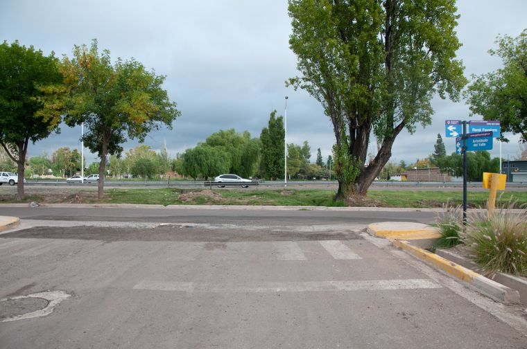 La calle Aristóbulo del Valle actualmente está cortada por el Acceso Sur. La calle Aristóbulo del Valle actualmente está cortada por el Acceso Sur.