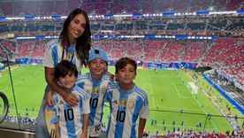 Must-have: los jeans que eligieron Antonela Roccuzzo y Agus Gandolfo en el partido apertura de la Copa América Foto: Instagram