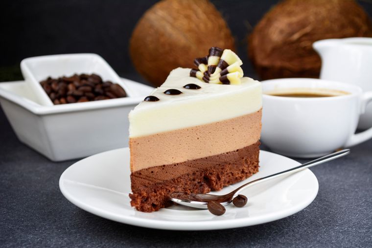 Aunque parece un clásico, el pastel tres chocolates es una receta relativamente reciente, popularizada por chefs pasteleros europeos en los años 90. Aunque parece un clásico, el pastel tres chocolates es una receta relativamente reciente, popularizada por chefs pasteleros europeos en los años 90.