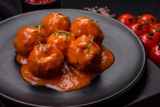 La receta de las albóndigas llegó a España durante la época de Al-Ándalus y se integraron rápidamente en la cocina tradicional.
