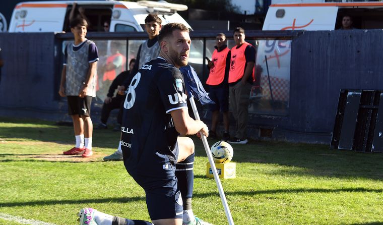 Bucca festeja el 5 a 1. Uno de los jugadores que entra y rinde. Bucca festeja el 5 a 1. Uno de los jugadores que entra y rinde.