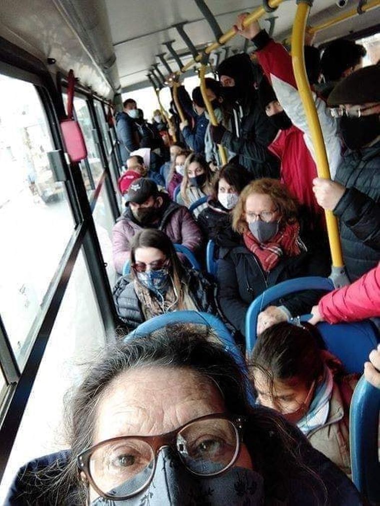 Hacinados Los usuarios comparten en las redes algunas fotos indignantes.