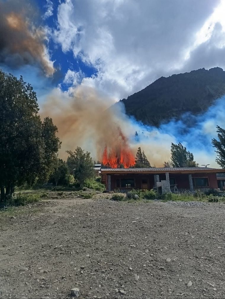El intendente de Epuyén, José Contreras, confirmó que ya se quemó un centenar de viviendas, incluyendo los incendios que afectan a esta región de la Patagonia desde el año pasado.