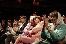 El gobernador Axel Kicillof, la Abuela de Plaza de Mayo Estela de Carlotto y la expresidenta Cristina Fernández de Kirchner. Foto: X (@CFKArgentina)