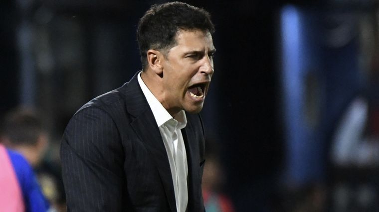 A Vélez le cuesta todo y Seba Domínguez es el gran apuntado. Foto: Fotobaires