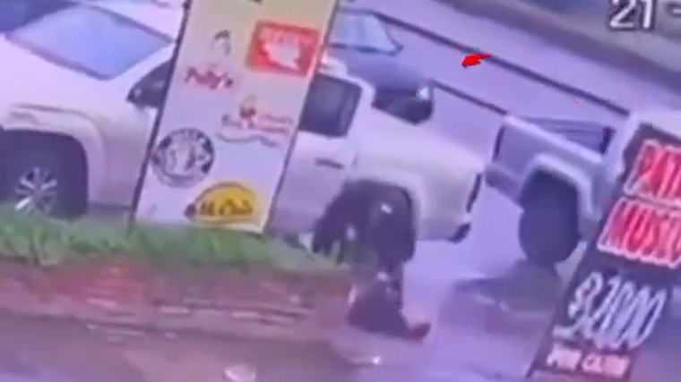 El momento en el que asesinaron al policía de un tiro en el pecho quedó registrado por las cámaras de seguridad.