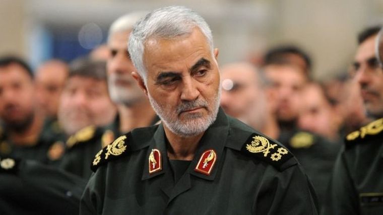 Qasem Soleimani comadaba la Fuerza Quds, un importantísimo instrumento político iraní para difundir su influencia en la región y en el mundo. Qasem Soleimani comadaba la Fuerza Quds, un importantísimo instrumento político iraní para difundir su influencia en la región y en el mundo.