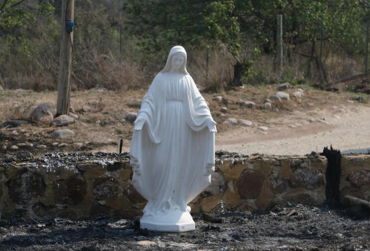 La Virgen intacta tras el paso del fuego en el camino que une las localidades de Charbonier con Ongamira. Foto: Ariel Luna