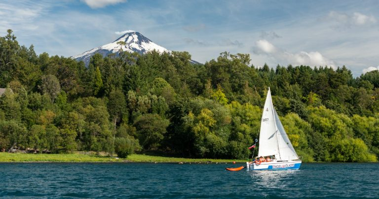 Pucon tiene parques nacionales, rutas de excursionismo y ríos para practicar deportes extremos. Pucon tiene parques nacionales, rutas de excursionismo y ríos para practicar deportes extremos.