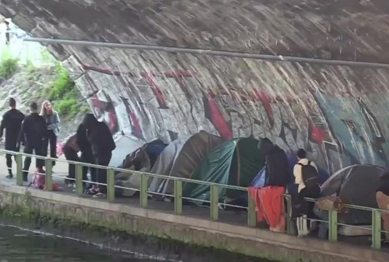 Polémica por el desalojo de personas sin techo de las calles de París a días del inicio de los Juegos Olímpicos. Foto: Captura de video