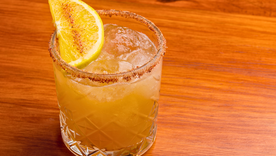 Cóctel mexicano con mezcal paso a paso