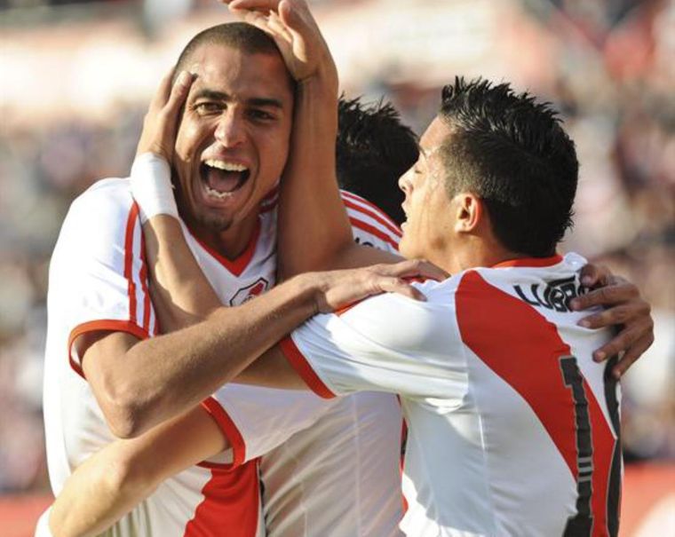 Trezeguet celebra uno de sus goles con el mendocino Rogelio Funes Mori.