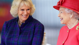 La familia real no tuvo otra opción que aceptar la relación y en el año 2000 le tendieron la mano a Camilla Parker Bowles para darle la bienvenida. Foto: Pop Sugar - https://media1.popsugar-assets.com/files/thumbor/6subFSWRhkNEbyOvzlXFpI7c65s/fit-in/2048xorig/filters:format_auto-!!-:strip_icc-!!-/2017/06/14/701/n/43050598/dad188b1e097b6d2_GettyImages-186212496.jpg