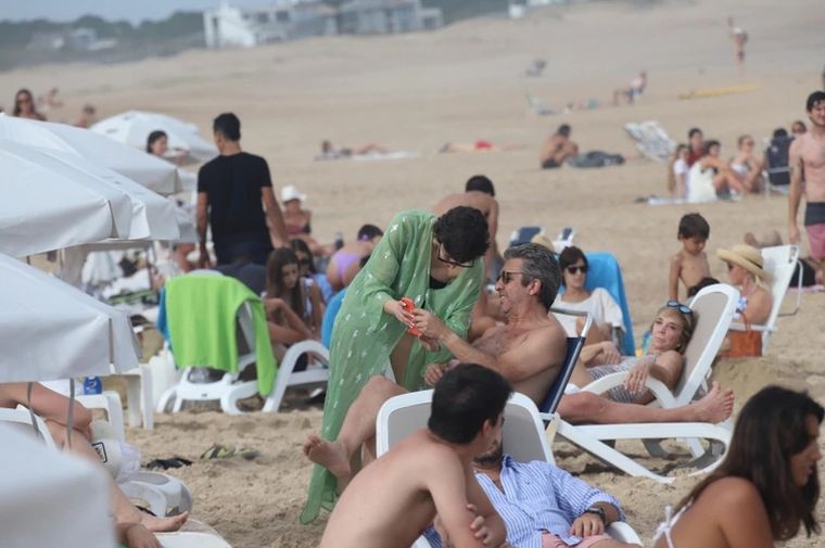 Puro celular en Punta del Este Úrsula Corberó junto a su suegro, Ricardo Darín Foto: GM Press / Teleshow