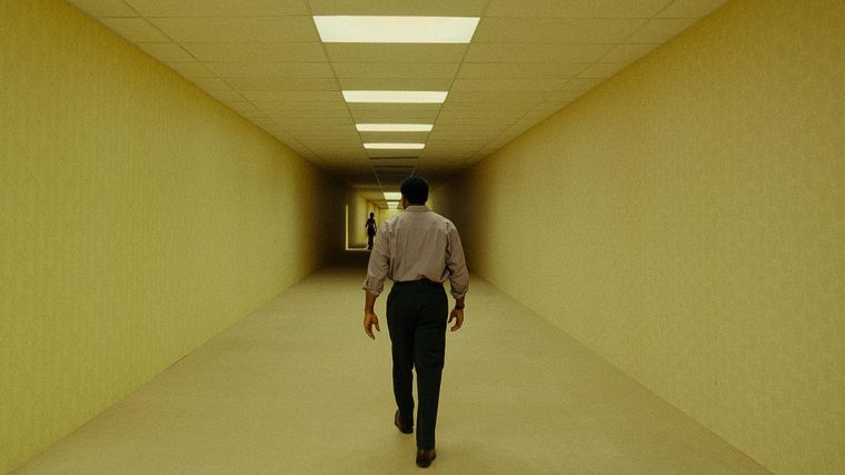 El actor británico Chiwetel Ejiofor interpreta a Clark en "Backrooms".