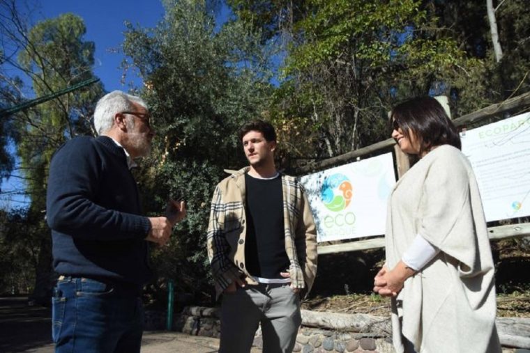 Mingorance (izquierda), el nuevo director y Caram. Foto: Gobierno de Mendoza