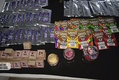 Los productos Los detenidos habían desarrollado marcas y repartían publicidad. Foto: Policía de Colombia.