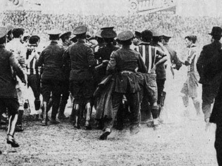 Protestas y disturbios que derivaron en la suspensión del primer Boca-River.