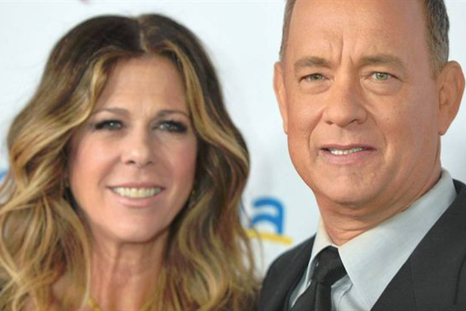 TOM HANKS Y RITA WILSON FUERON CAPTADOS EN UN RESTAURANTE. LA ACTRIZ ESTABA LLORANDO MIENTRAS EL ACTOR SE VEÍA PREOCUPADO.