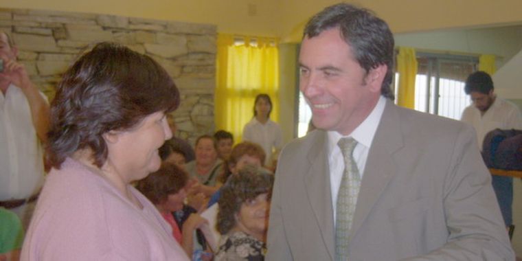 El intendente Jorge Difonso entregó las pensiones a los beneficiarios.