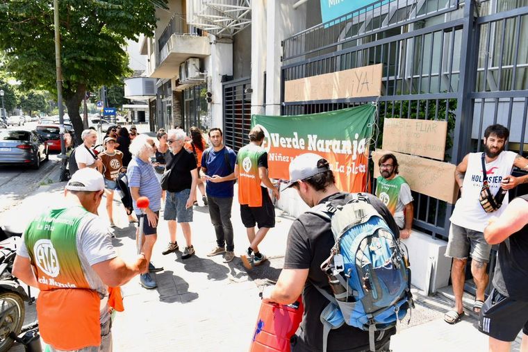 Protesta ATE Multicolor, facción enfrentada con la conducción del gremio en la provincia de Buenos Aires, en el ministerio de Trabajo provincial mientras se desarrollaba la paritaria estatal Protesta ATE Multicolor, facción enfrentada con la conducción del gremio en la provincia de Buenos Aires, en el ministerio de Trabajo provincial mientras se desarrollaba la paritaria estatal